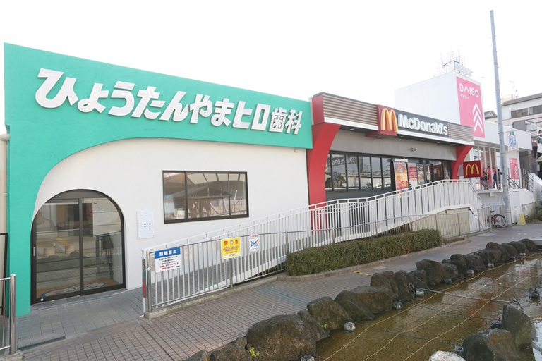 南出口を出て、右に曲がって頂くとすぐ当院がございます